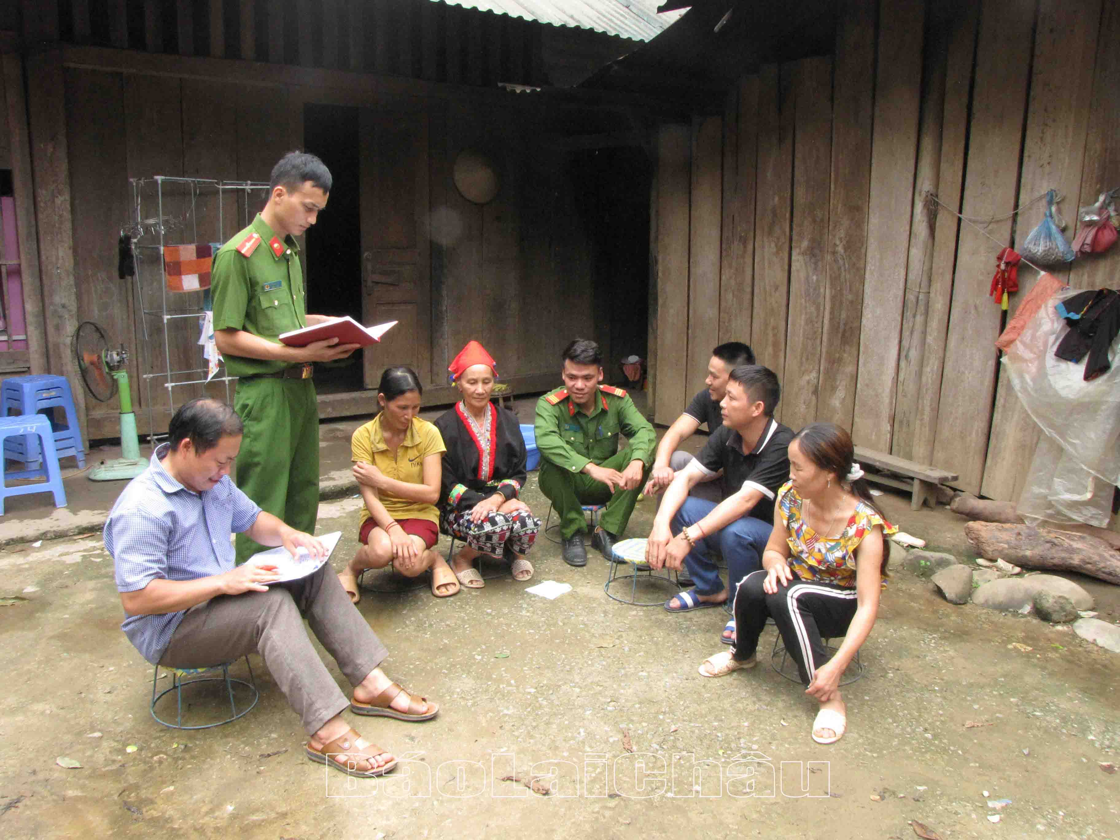 Chiến sỹ Công an huyện Nậm Nhùn tuyên truyền, nâng cao nhận thưc sphaps luật cho người dân ở bản Nậm Chà (xã Nậm Chà).